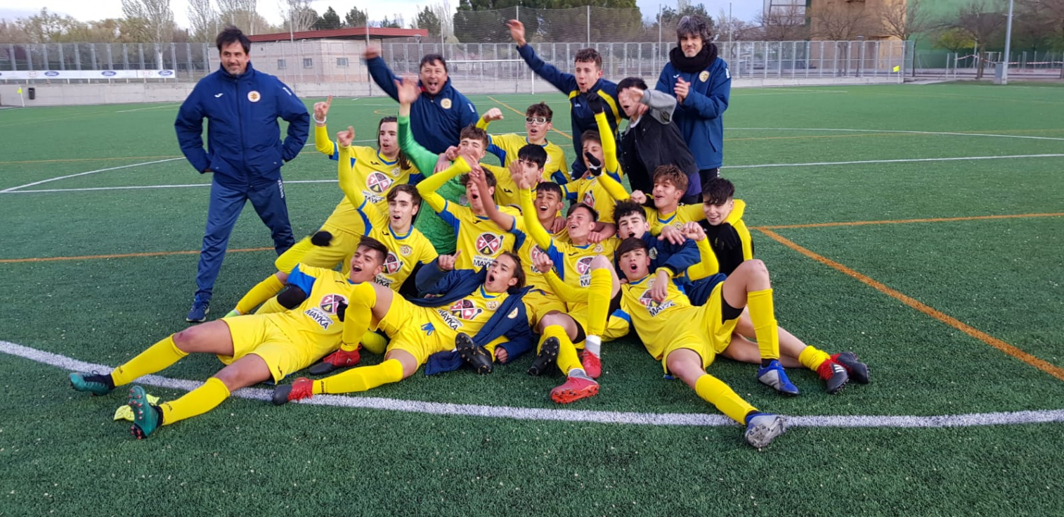 El cadete del Ciudad de Pinto celebrando el ascenso.