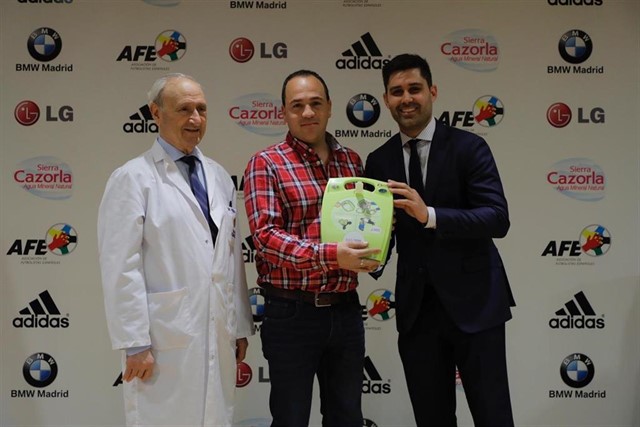 Acto de entrega de los desfibriladores.