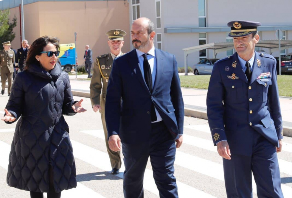 Margarita Robles (izq) y Pedro Rollán (centro) durante la visita.