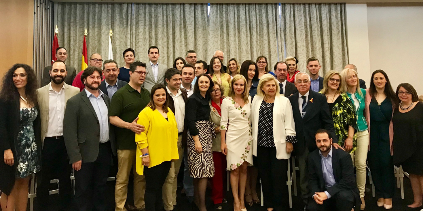 Candidatos del Partido Popular de Pinto junto con miembros del partido.