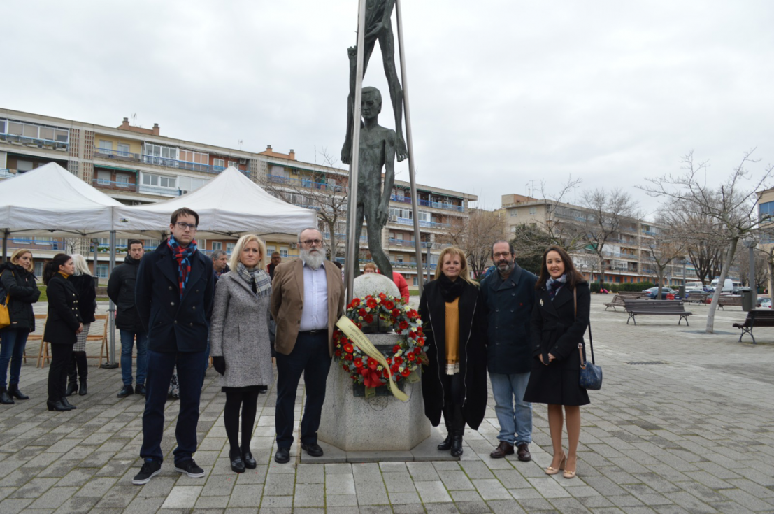 Representantes de Podemos, PSOE, PP, Unidas Pinto y Ciudadanos en el homenaje.