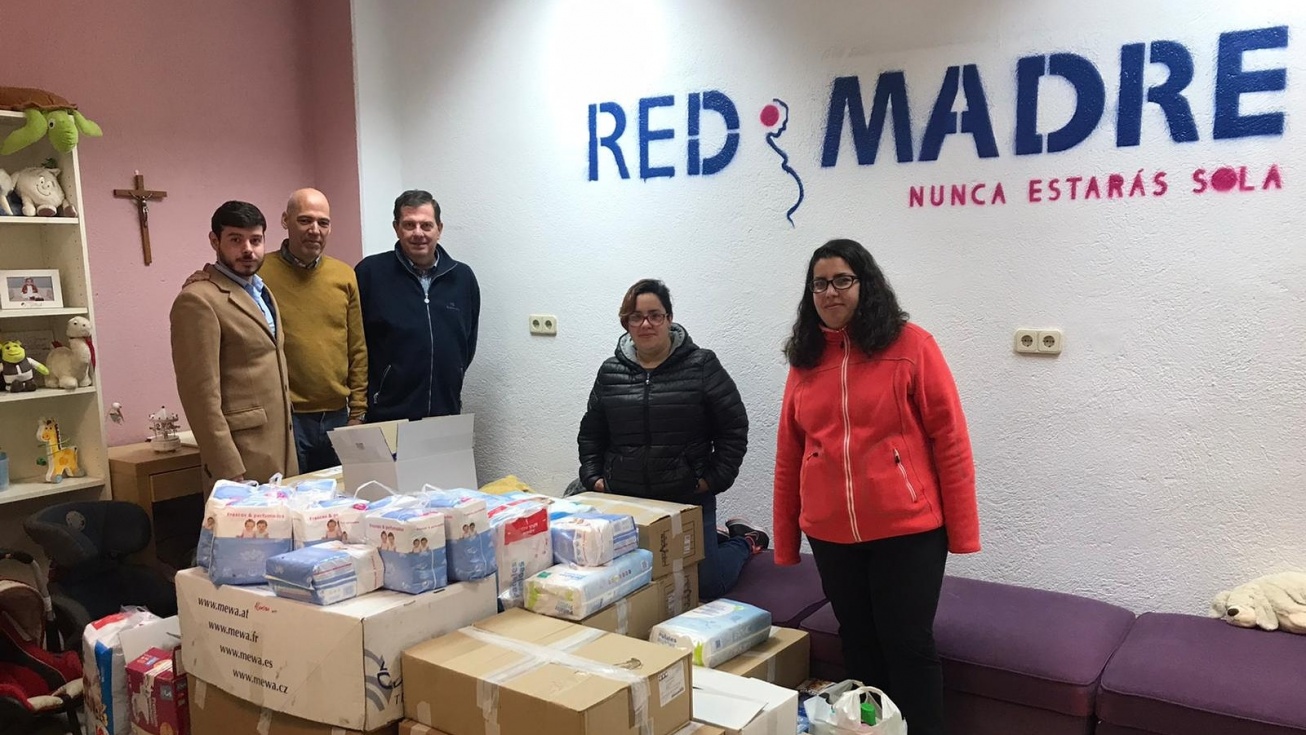 El portavoz de Vox, Miguel Maldonado, junto algunos compañeros haciendo entrega de la donación.