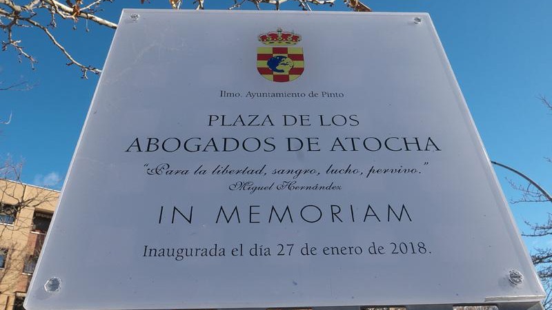 Placa de reconocimiento del Ayuntamiento de Pinto a los abogados de Atocha.