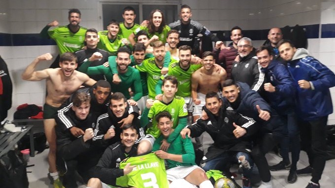 Los jugadores del Atl. Pinto celebrando la victoria.