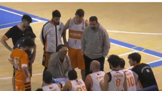 Pedro Miota charla con los jugadores de Pintobasket.