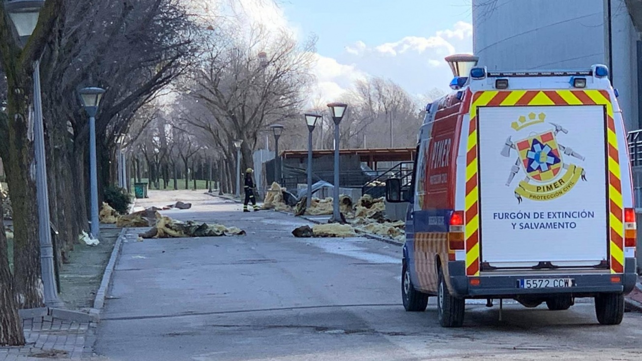 Desperfectos causados por el viento en el pabellón.