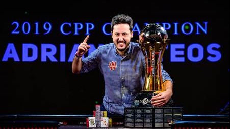 Adrián Mateos celebrando su victoria en el evento principal de Bahamas.