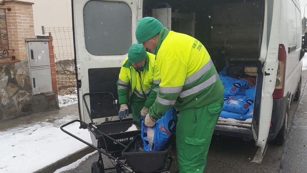 Operarios municipales esparcen sal por las calles de Ciempozuelos.