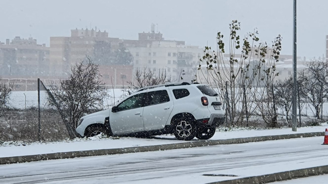Un coche se sale de la carretera debido a las placas de hielo formadas en una carretera de Ciempozuelos.