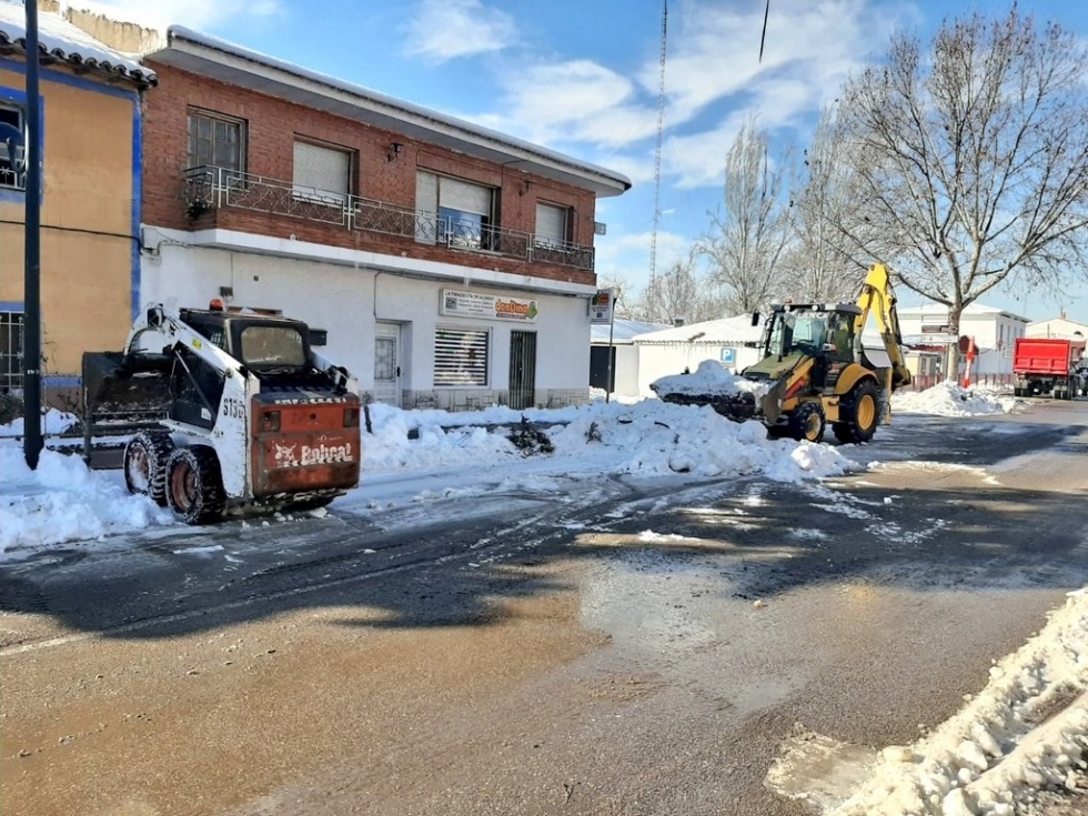 Dos de las máquinas que trabajaron retirando la nieve en San Martín de la Vega.