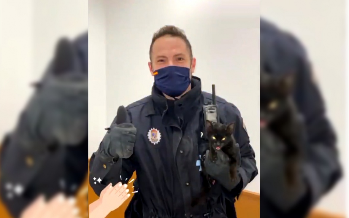 El agente con el cachorro.