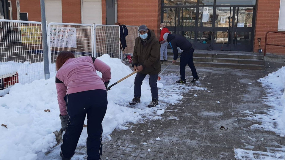 Vecinos de San Matín de la Vega ayudan con las labores de limpieza del municipio tras la nevada.