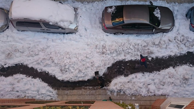 Vecinos de Pinto abren vías de paso entre las entradas de sus viviendas tras el paso de Filomena.
