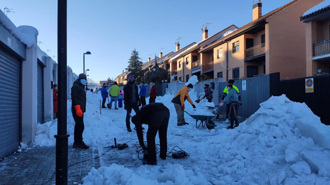 Vecinos de Ciempozuelos despejan sus calles de nieve.