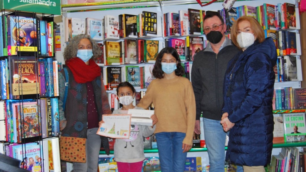Eva Sandín recibiendo su premio en la papelería La Estrella.