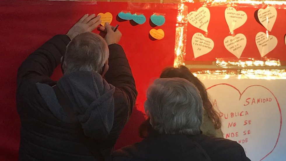 Vecinos pegando sus mensajes de protesta en el centro de salud Dolores Soria.