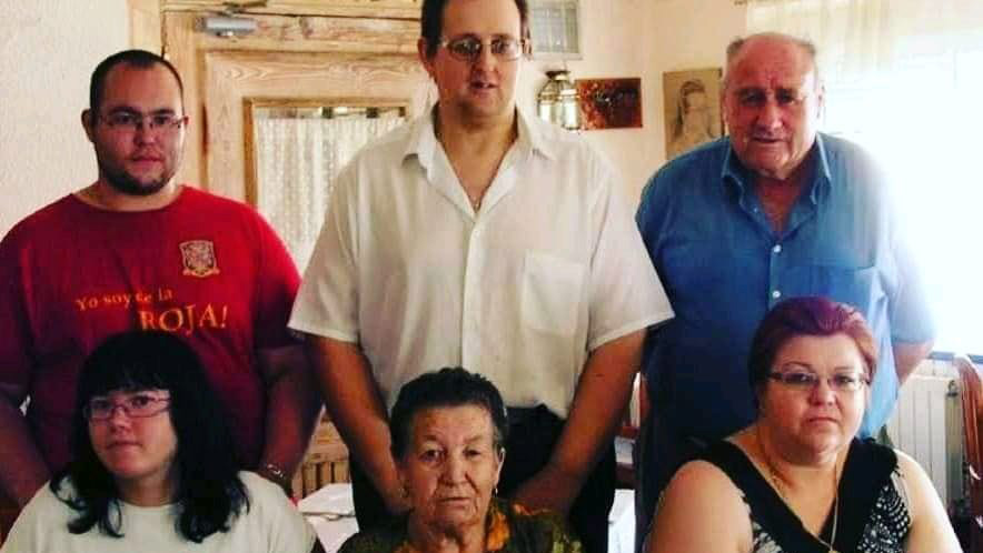 Juan Soto (en el centro), junto a su familia.