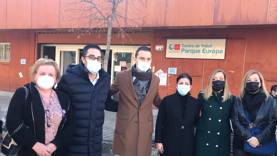 Diego Ortiz, alcalde de Pinto, reunido con Juan Lobato, secretario general del PSOE de Madrid. Esta mañana en el centro de salud Parque Europa.