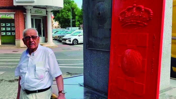 Casimiro posando junto al modelo de la placa de centro geográfico que realizó para el monumento inaugurado en agosto de 1986 | Img: Mario Coronas.