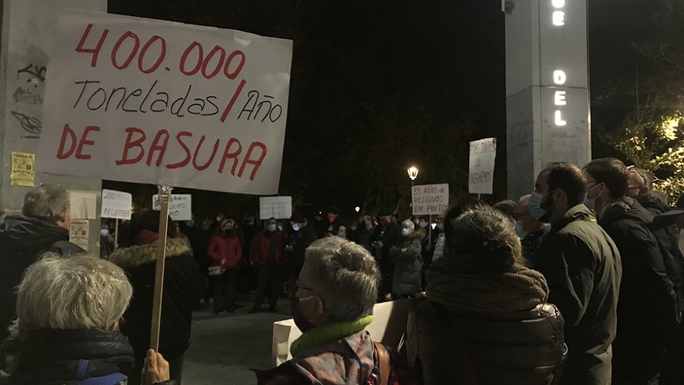 Vecinos en la concentraci&oacute;n del parque del Egido en noviembre, en contra de la ampliaci&oacute;n del vertedero.