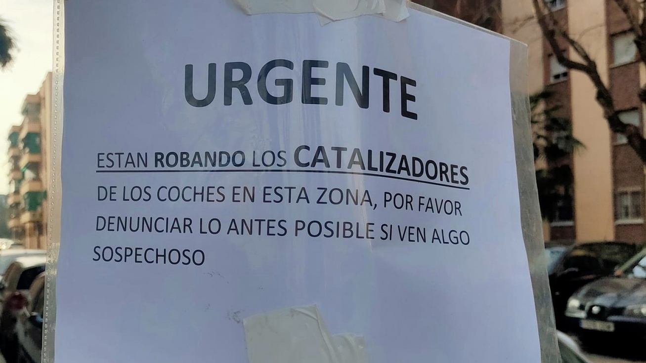 Uno de los carteles anónimos que han aparecido esta semana en varias calles de Pinto.