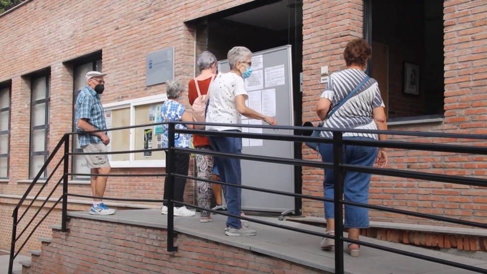 Usuarios del Centro de Mayores de Valdemoro, esperando para apuntarse a las actividades.