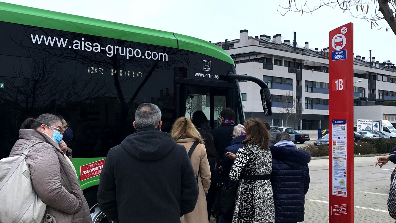 Los representantes municipales subiéndose esta mañana al nuevo autobús.