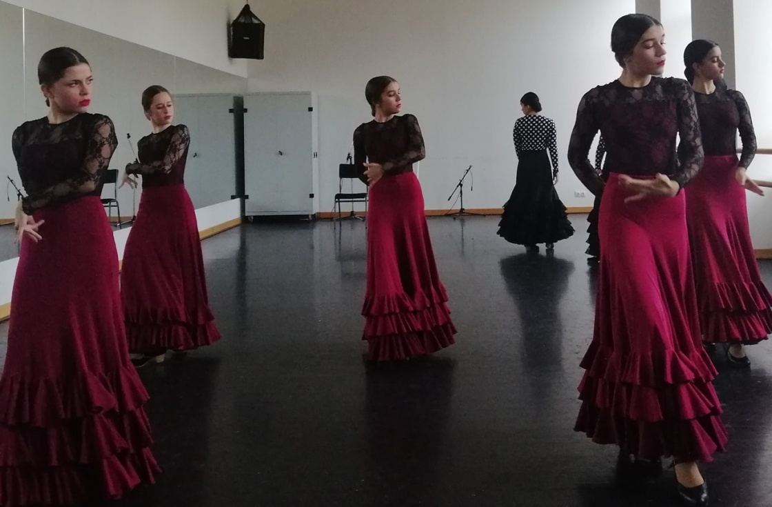 Clase de flamenco en la Escuela Municipal de Danza de Pinto.
