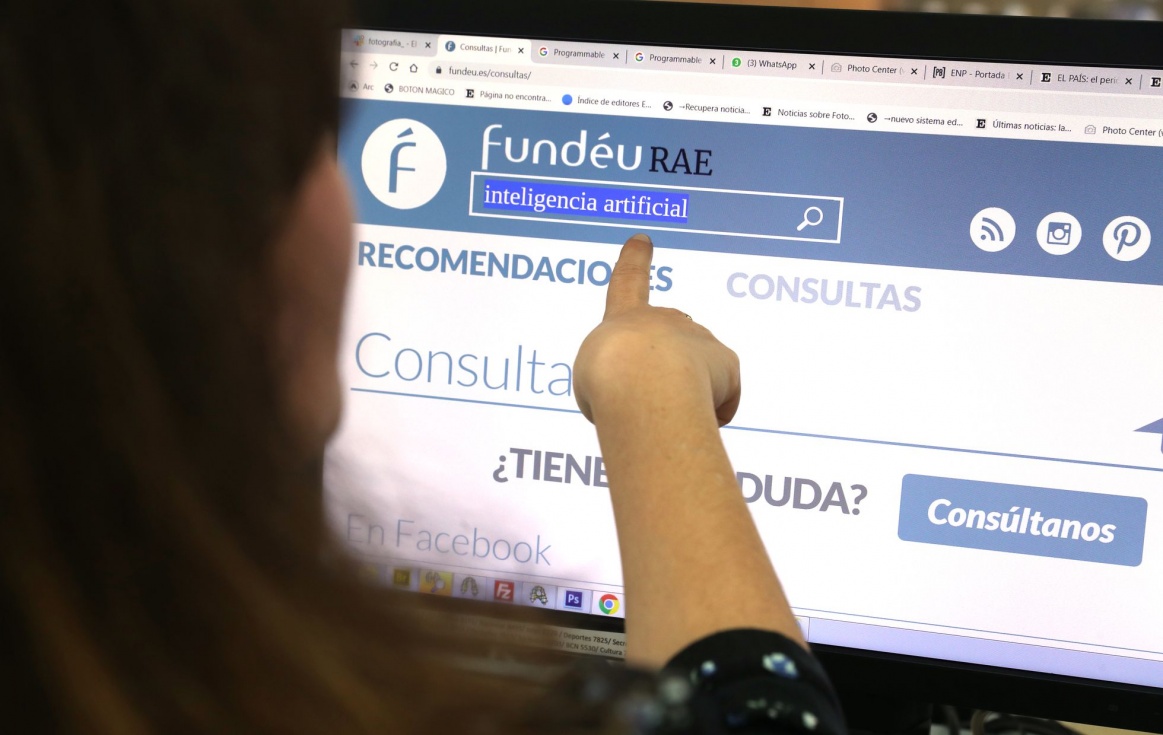 Una usuaria consulta la palabra inteligencia artificial en la web de la Fund&eacute;uRAE. | Foto: JAIME VILLANUEVA para elpais.es