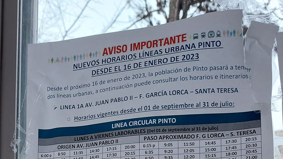 Aviso en la parada de autobús | Fotografía: Matilde Mateos