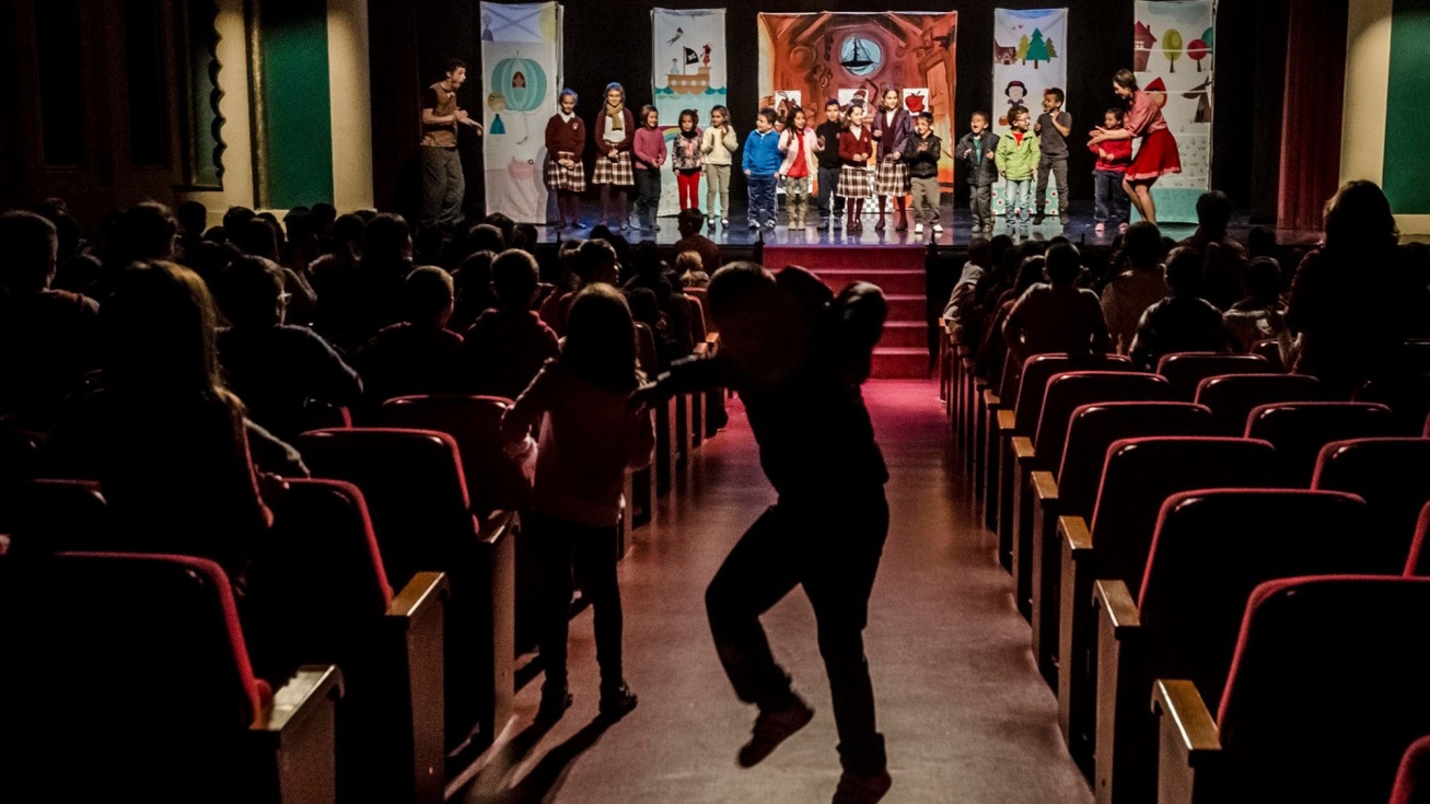 Actuación de la compañía Forum Theatre & Education.