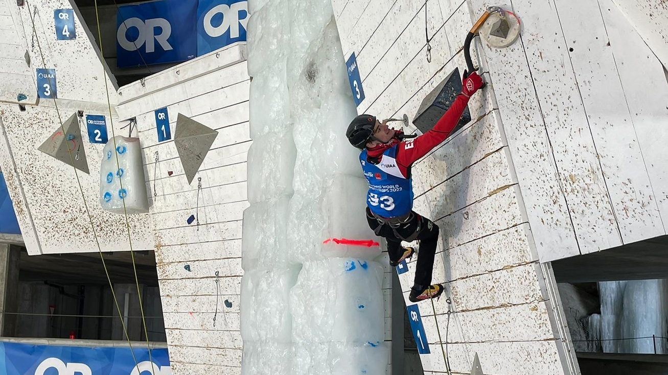Henoc García, uno de los premiados, en el Campeonato del Mundo de Escalada en Hielo.