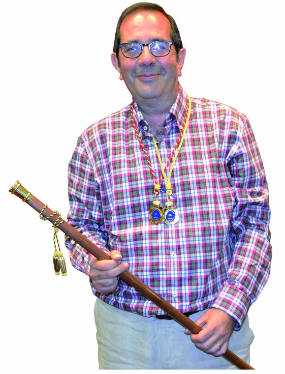 Rafael Sánchez con el bastón de mando del Ayto. de Pinto.