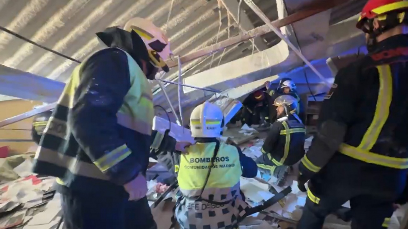 Los bomberos rescatan a los trabajadores atrapados. Los bomberos rescatan a los trabajadores atrapados.