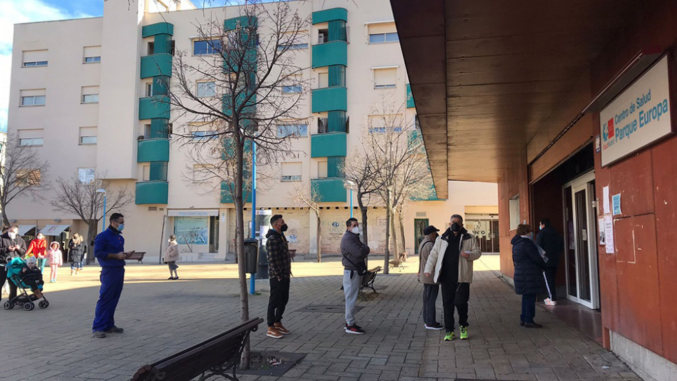 Cola frente al centro en 2021, cuando las mascarillas aún eran obligatorias en exteriores.