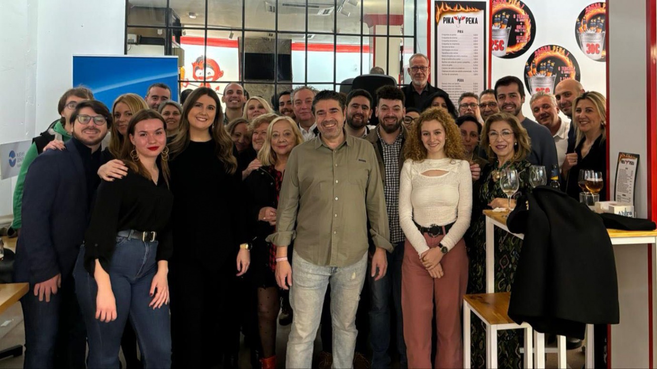 Javier Agejas, a la derecha del alcalde, en la Copa de Año Nuevo de las Nuevas Generaciones del Partido Popular en Valdemoro.