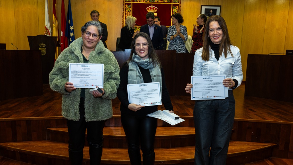 Entrega de diplomas a las alumnas de los cursos de competencias digitales.