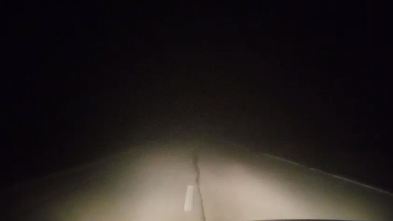 Carretera a la cárcel sin iluminación.