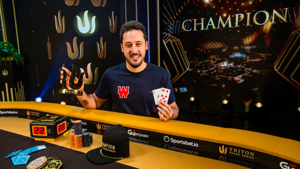 Adrián Mateos con su segundo título de las Triton Super High Roller Series.