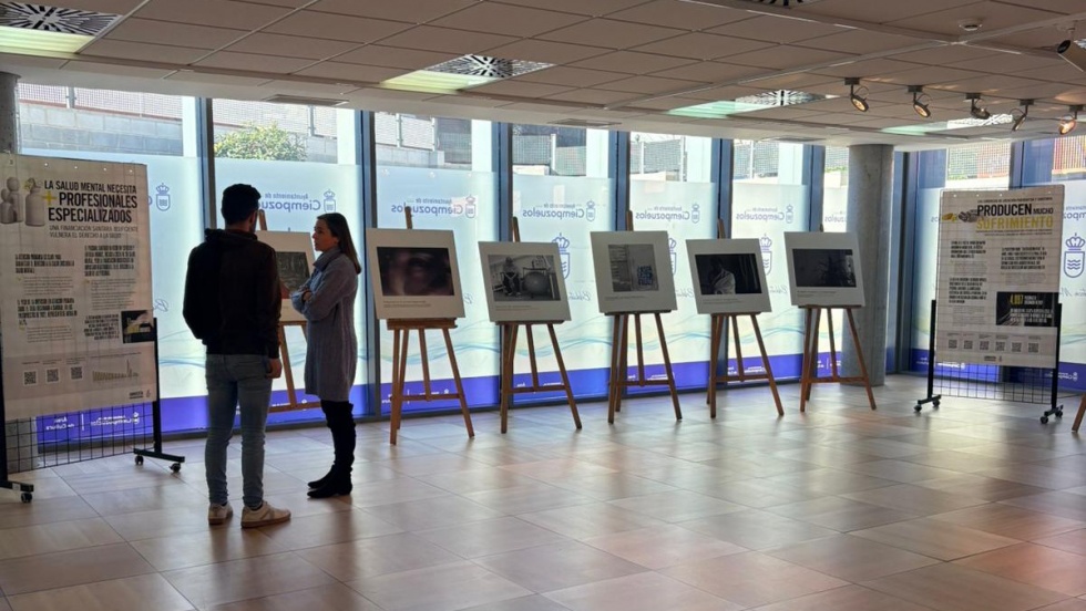 La alcaldesa y el concejal de Cultura en su visita a la exposición 'La salud mental es un derecho'.