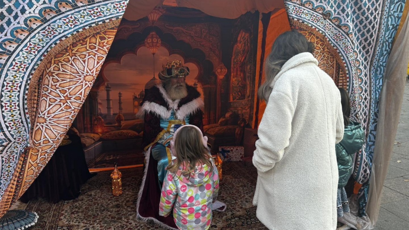 Melchor recibe a una niña en su campamento en Ciempozuelos. Melchor recibe a una niña en su campamento en Ciempozuelos.