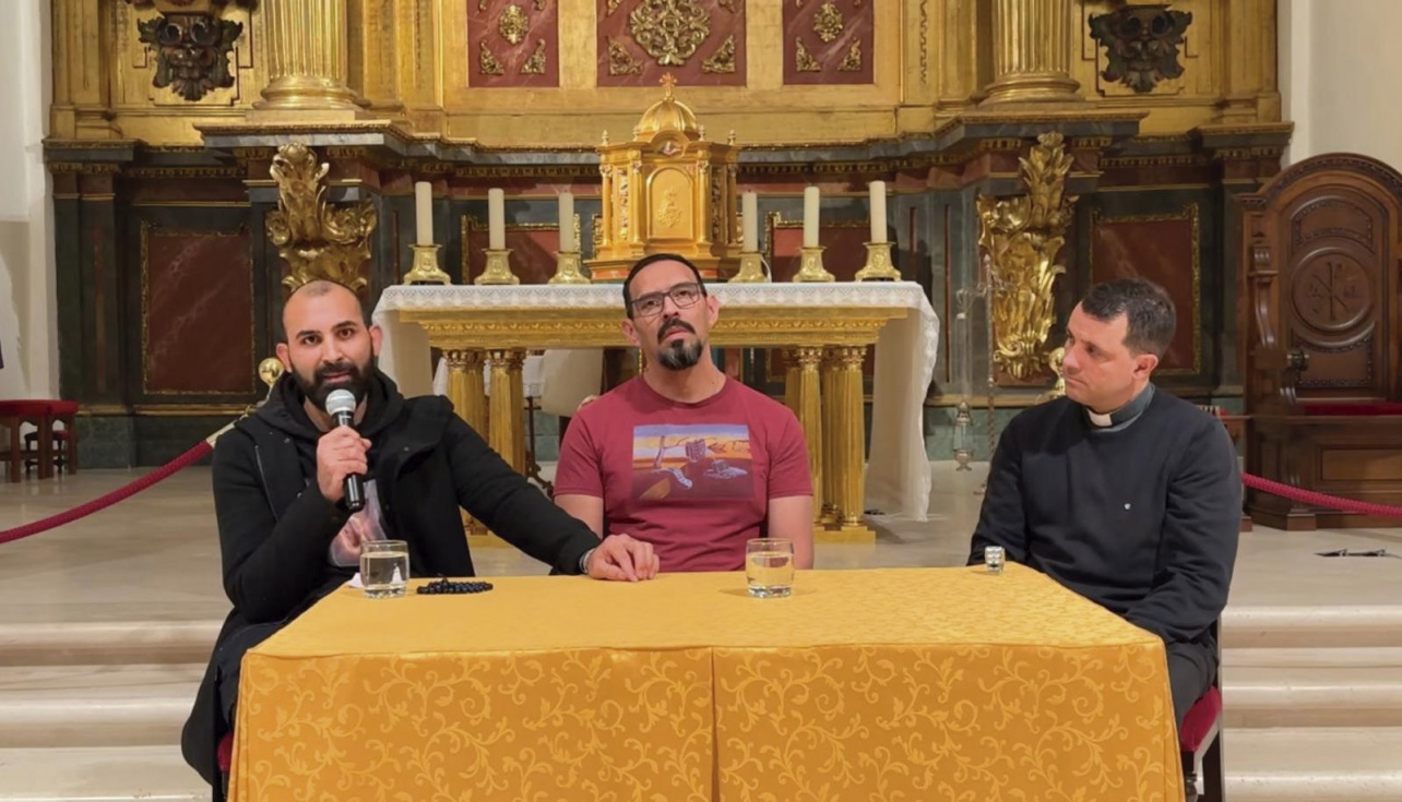 El sacerdote Julián Lozano junto con los participantes del acto celebrado en Ciempozuelos.