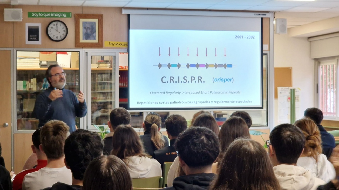 Lluis Montoliu en el Instituto Vicente Aleixandre de Pinto.