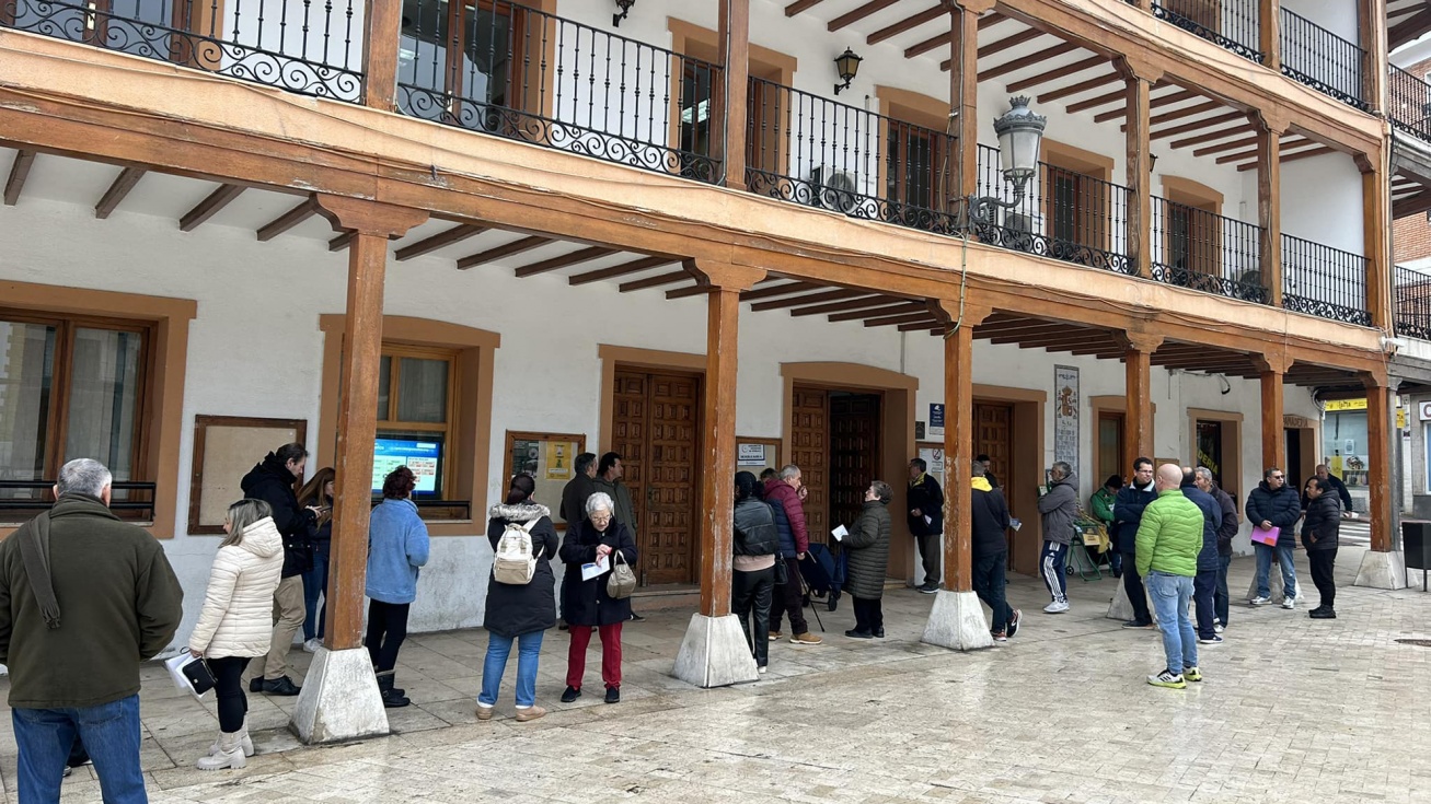 Vecinos a las puertas del ayuntamiento | Héctor Añover