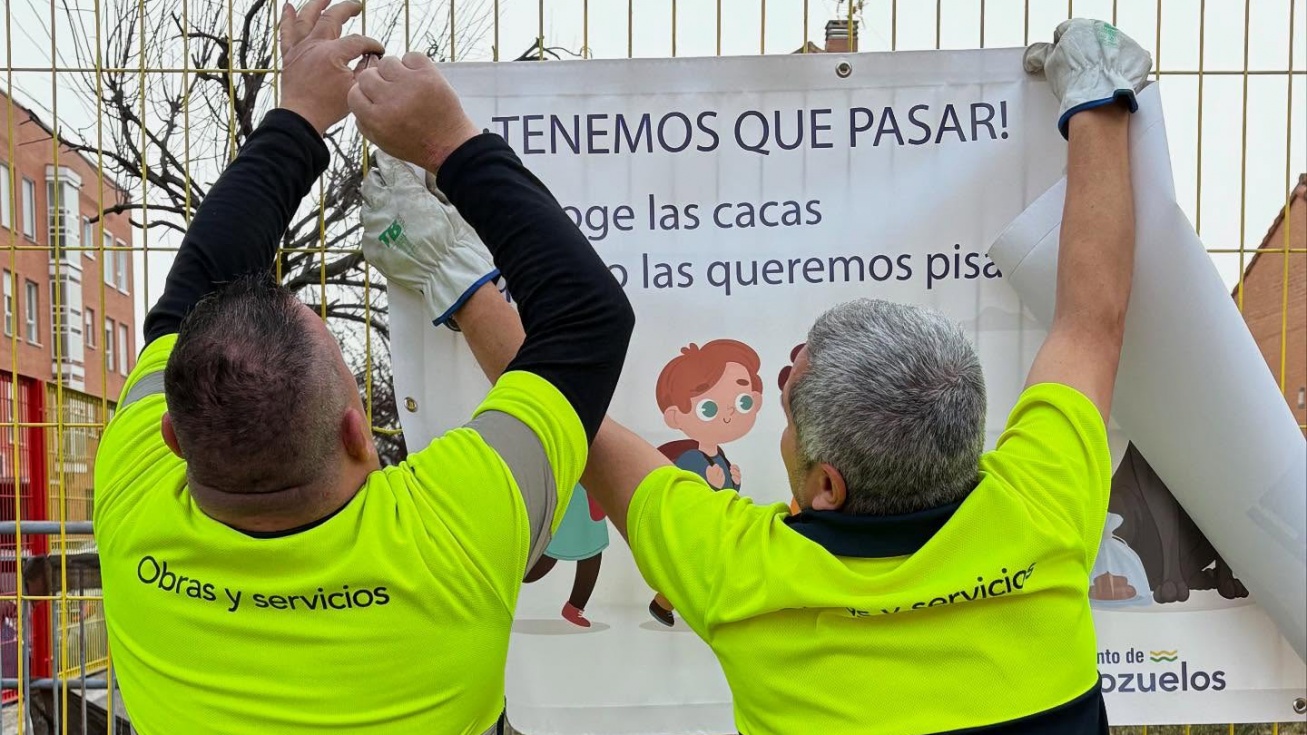 Instalación de uno de los carteles.