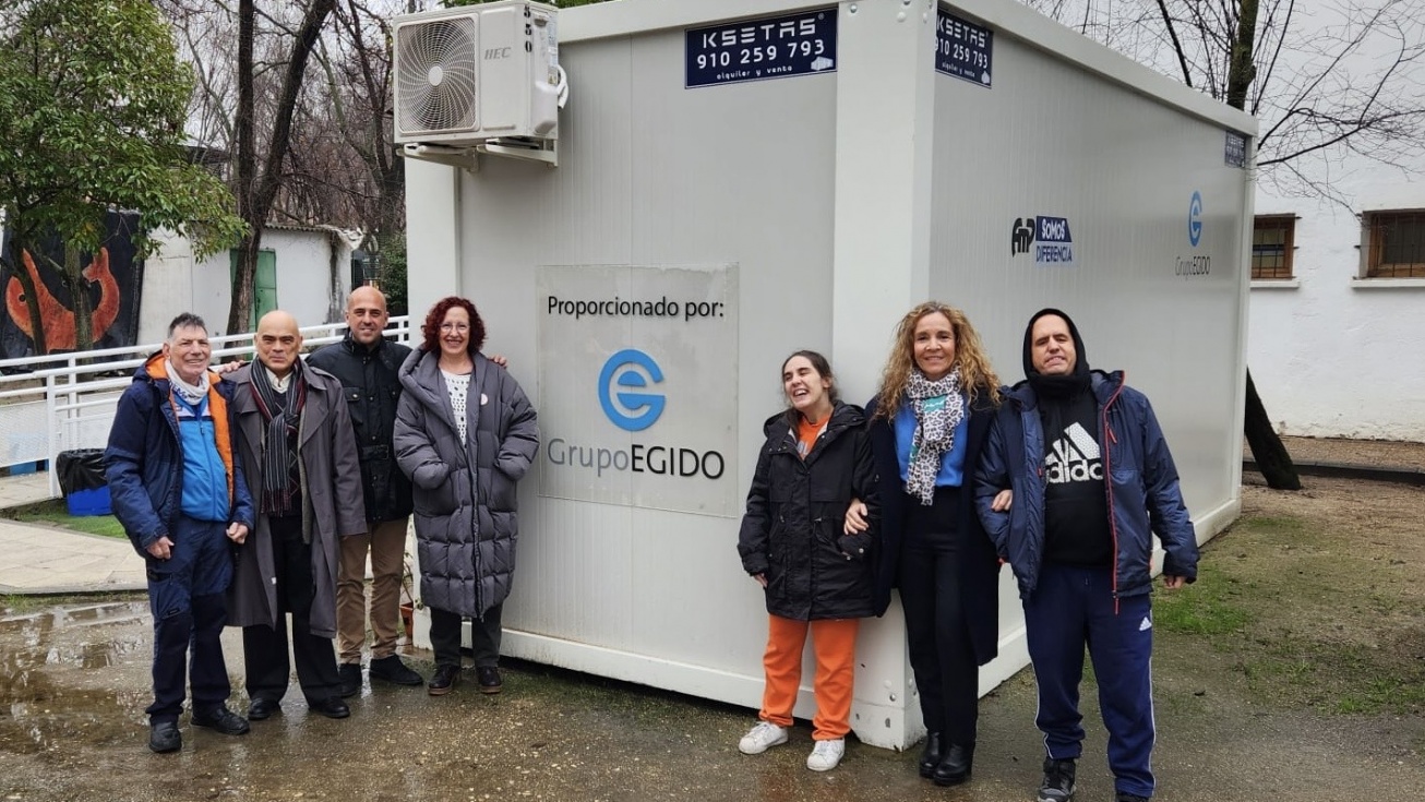 David y Pilar Castro junto con la dirección y algunos usuarios de la AMP. | Img: E-Pinto.