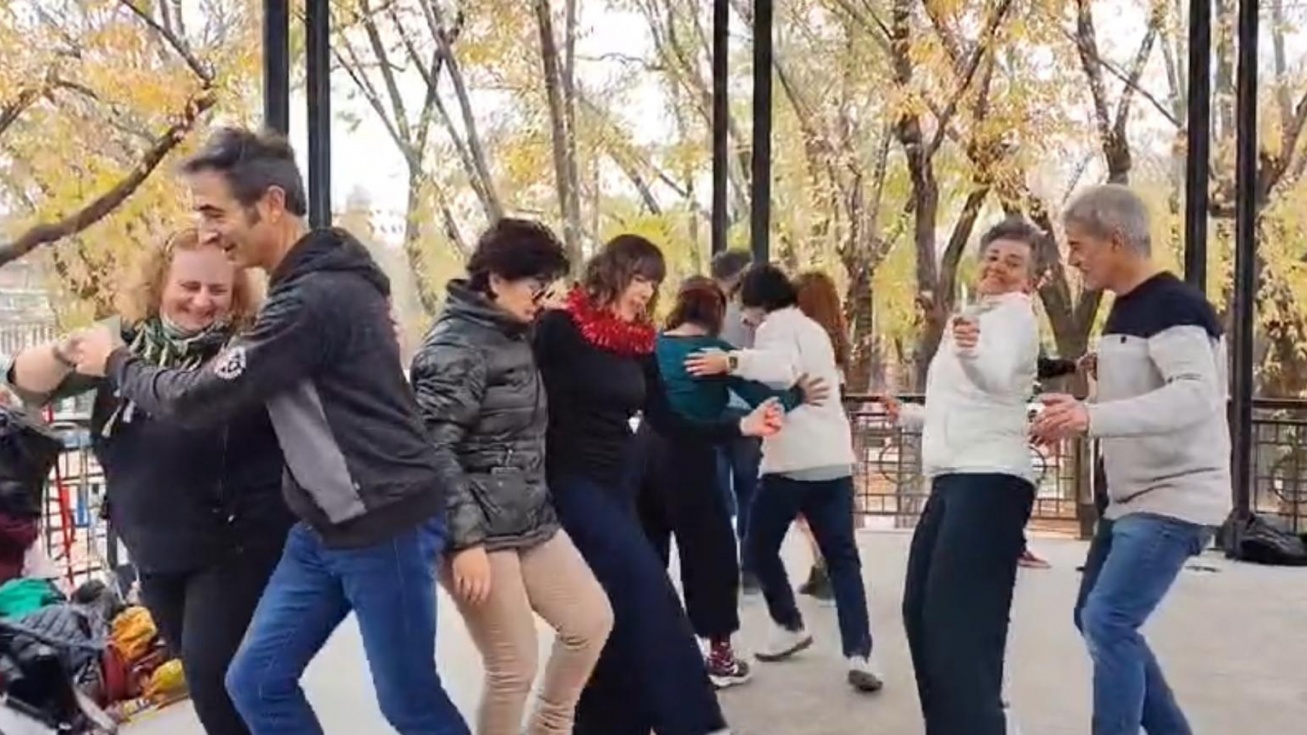 El templete del parque del Egido se convirtió en una pista de baile en noviembre y diciembre.