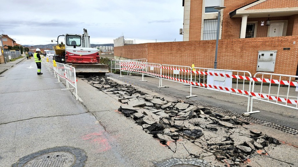 Obras del Plan Sanea en la calle de Los Almendros.