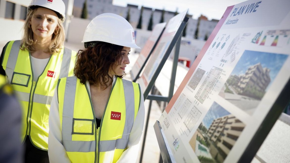 Isabel Díaz Ayuso en su visita a las obras del Plan Vive en Alcorcón.