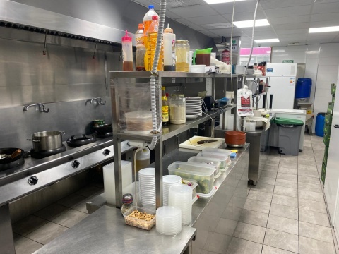 Cocina del restaurante Dragón Oriental de Parla.